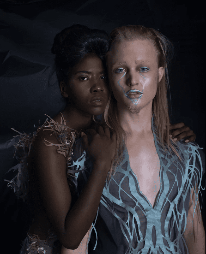 バイオアーティスト、エイミー・カールはなぜファッションで人間の内側を表現するのか